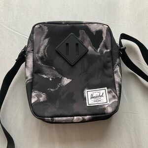Herschel Heritage™ Crossbody bag - 2.6L - black and silver patterns